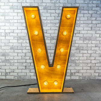 Ludic partyrentals - LichtLetters V hout huren