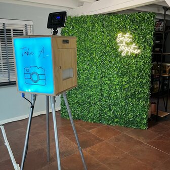 Ludic partyrentals - Photobooth met groenwand achtergrond en neonsign