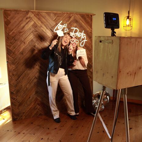 Ludic partyrentals - Photobooth met visgraat achtergrond en neonsign