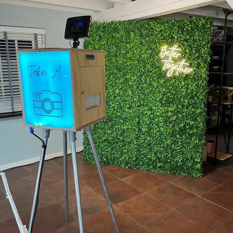 Ludic partyrentals - Photobooth met groenwand achtergrond en neonsign